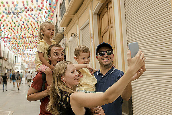 Glückliche Familie macht gemeinsam ein Selfie am Fußweg