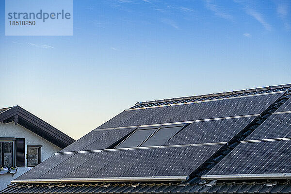 Deutschland  Bayern  Hausdach mit Sonnenkollektoren bedeckt