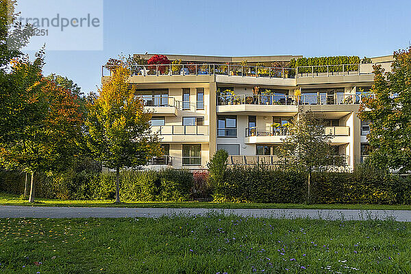 Deutschland  Bayern  München  Balkone eines modernen Mehrfamilienhauses