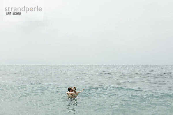 Paar schwimmt zusammen im Meer