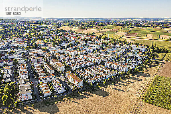 Deutschland  Baden-Württemberg  Ludwigsburg  Luftaufnahme eines modernen Wohngebiets und umliegender Felder