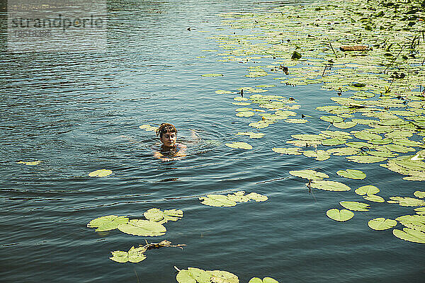 Junge Frau schwimmt im Skutarisee