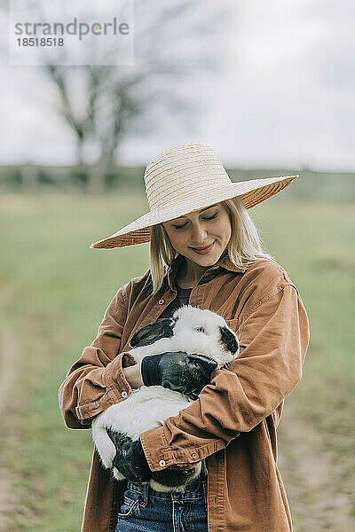 Bauer hält Hase im Bauernhof