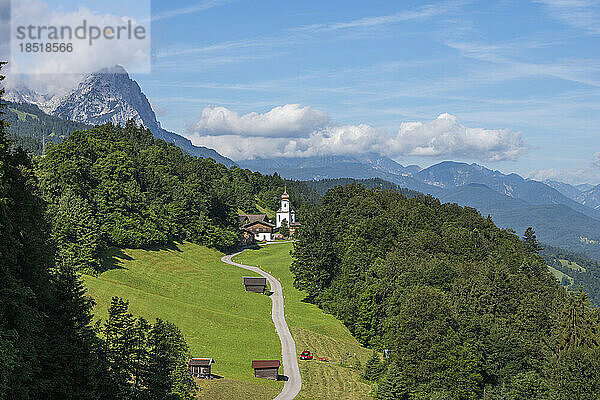 Deutschland  Bayern  Wamberg  Straße  die zu einem abgelegenen Dorf in den Bayerischen Alpen führt