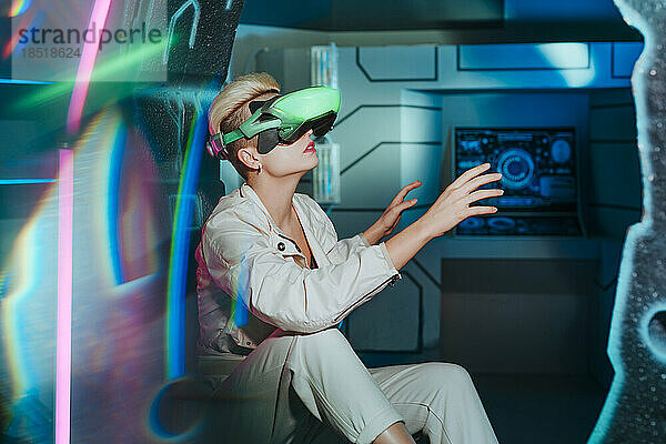 Junge Frau mit Virtual-Reality-Simulatoren