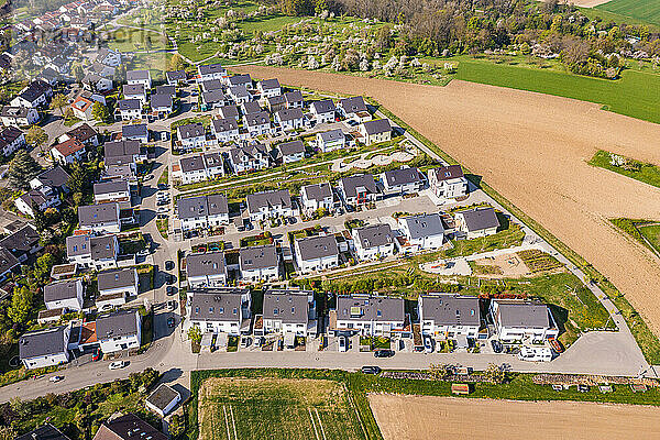 Deutschland  Baden-Württemberg  Waiblingen  Luftaufnahme eines modernen Entwicklungsgebiets im Frühling