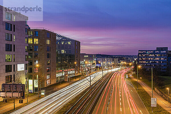 Deutschland  Baden-Württemberg  Stuttgart  Fahrzeuglichtspuren auf der Bundesstraße 27 in der Abenddämmerung