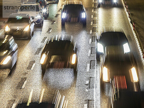 Deutschland  Baden-Württemberg  Stuttgart  Bewegungsunschärfe durch Stau auf mehrspuriger Autobahn in der Nacht