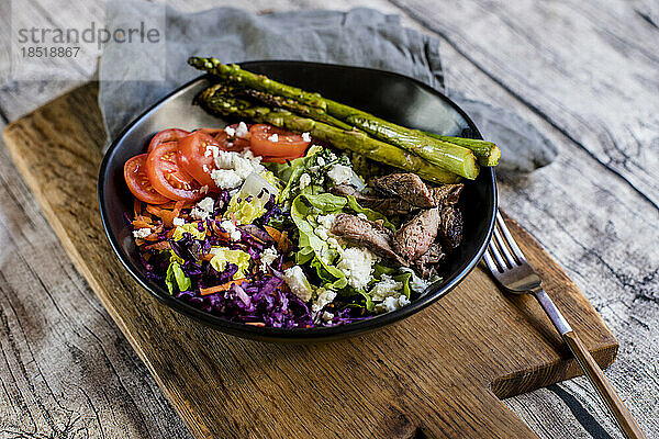 Schüssel Salat mit Steak  Spargel  Tomaten  geriebenem Rotkohl  Salat und Feta-Käse