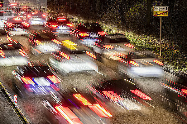 Deutschland  Baden-Württemberg  Stuttgart  Bewegungsunschärfe durch Stau auf mehrspuriger Autobahn in der Nacht