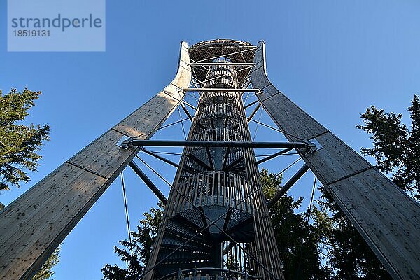 Der Aussichtsturm Idarkopfturm auf dem Idarkopf bei Stipshausen im Hunsrück  Rheinland-Pfalz  Deutschland  Europa