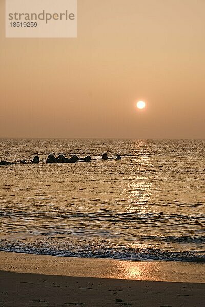 Sonnenuntergang über der Nordsee  Hörnum  Sylt  Nordfriesische Insel  Nordfriesland  Nordsee  Schleswig-Holstein  Deutschland  Europa