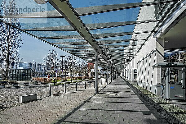 Neue Messe München  Glasüberdachung am Haupteingang West  München  Bayern  Deutschland  Europa