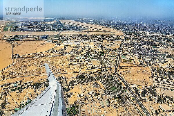Luftaufnahme  Flughafen und Vororte von Luxor  Ägypten  Afrika