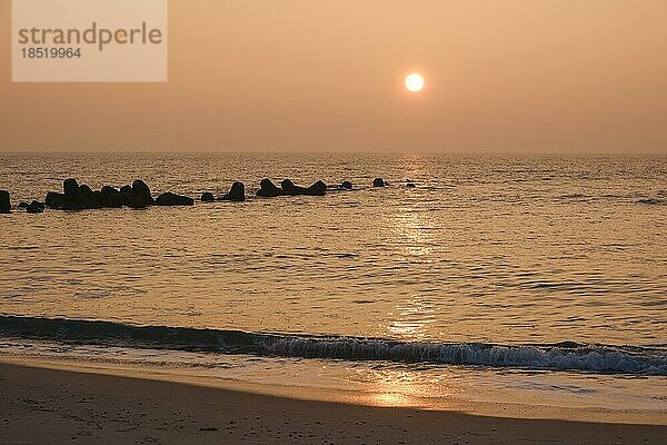 Sonnenuntergang über der Nordsee  Hörnum  Sylt  Nordfriesische Insel  Nordfriesland  Nordsee  Schleswig-Holstein  Deutschland  Europa