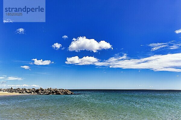 Küstenlinie am Mittelmeer  einzelne Wolken am blauen Himmel  Frontignan Plage bei Sète  Okzitanien  Südfrankreich  Frankreich  Europa