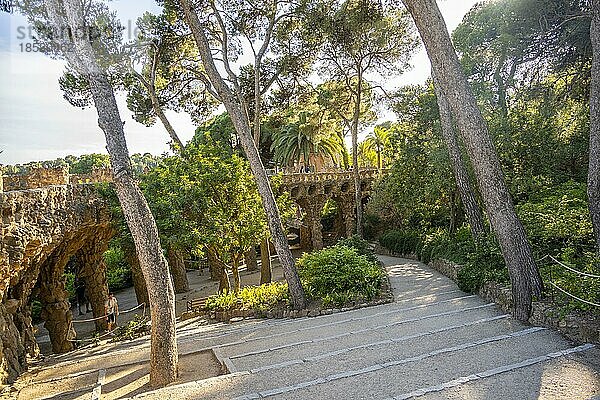 Säulengang einer Fußgängerbrücke  Park Güell  Parkanlage von Antoni Gaudi  Barcelona  Katalonien  Spanien  Europa