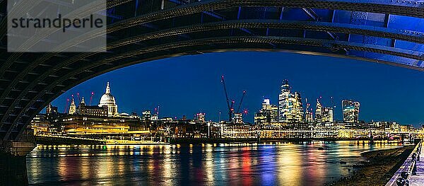Nacht in London  Blick auf die St. Pauls Cathedral und die Wolkenkratzer unter der Blackfriars Bridge  Themse  London  England  Großbritannien  Europa