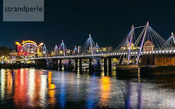Nacht in London  Hungerford Bridge und Golden Jubilee Bridges über die Themse  London  England  Großbritannien  Europa