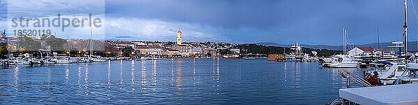 Blick über den Yachthafen auf die Stadt Krk  blaue Stunde  Insel Krk  Kvarner Bucht  Kroatien  Europa