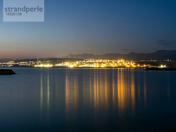 Öl-Raffinerie am Eingang der Bucht von Bakar  bei Rijeka  hinten die Stadt Rijeka  Nachtaufnahme  Kroatien  Europa