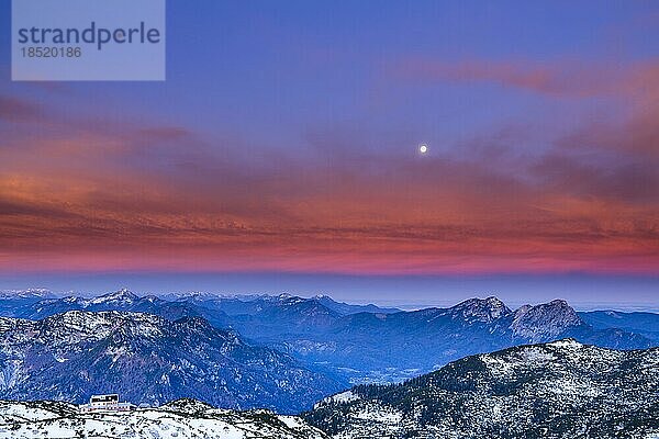 Rote Wolken im Morgengrauen auf dem Berchtesgadener Hochthron  hinten die Chiemgauer Alpen  Untersberg  Berchtesgaden  Berchtesgadener Land  Oberbayern  Bayern  Deutschland  Europa