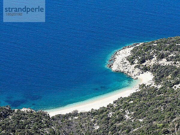 Blick auf das blaue Meer und den Sandstrand  Lubenice  Insel Cres  Kvarner Bucht  Kroatien  Europa