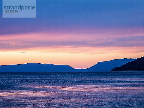 Abendrot über dem Meer nach dem Sonnenuntergang  Insel Cres  Kvarner Bucht  Kroatien  Europa