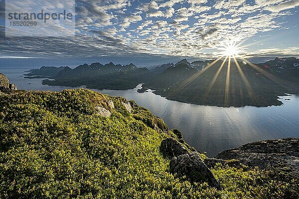 Ausblick auf Fjord Raftsund und Berge im Abendlicht  Sonnenstern  Blick vom Gipfel des Dronningsvarden oder Stortinden  Vesterålen  Norwegen  Europa