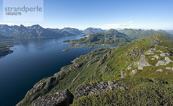 Ausblick auf Fjord Raftsund und Berge  Blick vom Gipfel des Dronningsvarden oder Stortinden  Vesterålen  Norwegen  Europa