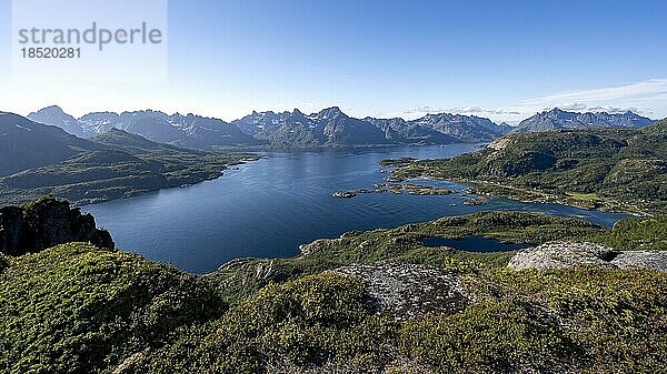 Fjord Raftsund und Berge  Blick vom Gipfel des Dronningsvarden oder Stortinden  Vesterålen  Norwegen  Europa