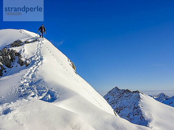 Bergsteiger beim Abstieg am Schneegrat  Tasiilaq  Insel Ammassalik  Kommuneqarfik Sermersooq  Ostgrönland  Grönland  Nordamerika