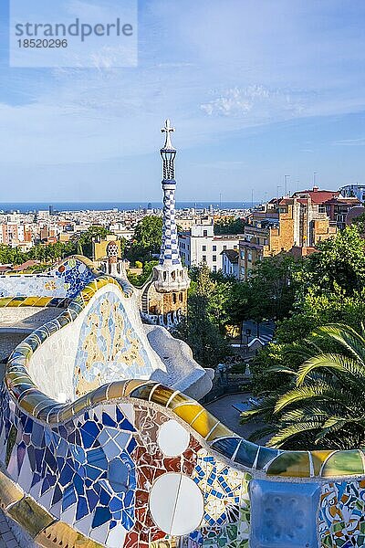 Sitzbänken mit Mosaik  Eingangsgebäude  Turm des Pabellón de administración  Ausblick über die Stadt  Park Güell  Parkanlage von Antoni Gaudi  Katalonien  Spanien  Europa