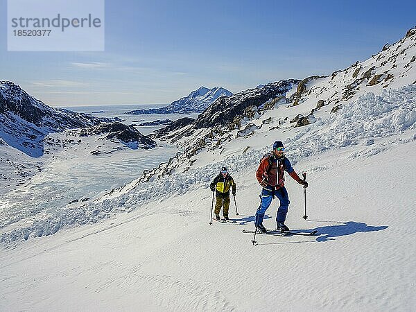Skibergsteiger auf Skitour  Tasiilaq  Insel Ammassalik  Kommuneqarfik Sermersooq  Ostgrönland  Grönland  Nordamerika