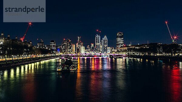 Nacht in London  Lambeth Bridge und Wolkenkratzer über der Themse  London  England  Großbritannien  Europa