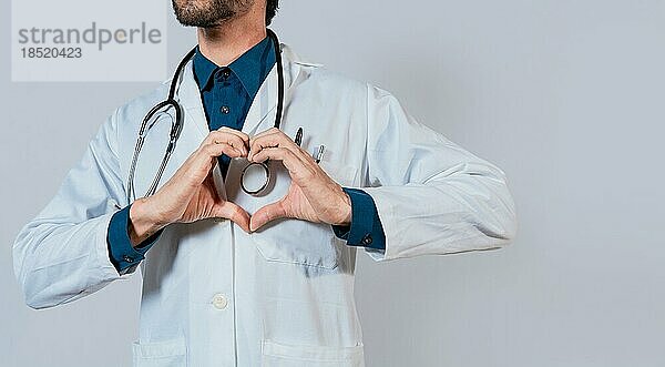 Arzt Hände machen Herzform isoliert. Arzt macht Herz Geste mit Händen. Konzept der Liebe und Medizin