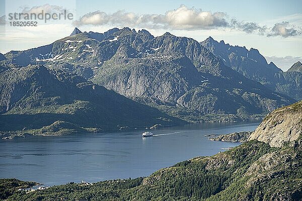 Hurtigruten Kreuzfahrtschiff im Fjord  Ausblick auf Fjord Raftsund und Berge  Blick vom Gipfel des Dronningsvarden oder Stortinden  Vesterålen  Norwegen  Europa