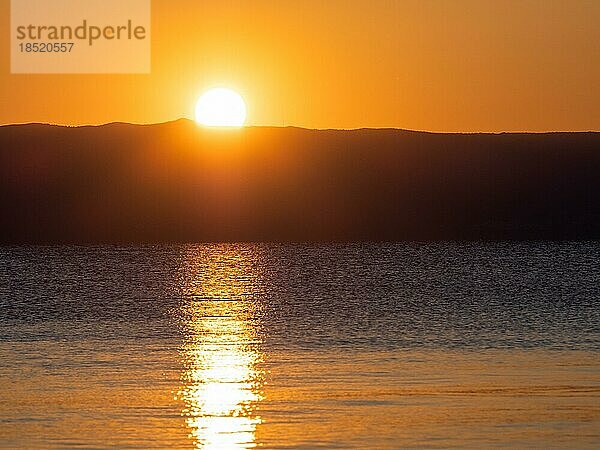 Sonnenuntergang über dem Meer  Insel Cres  Kvarner Bucht  Kroatien  Europa