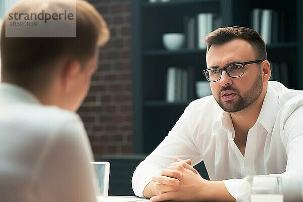 Ein junger Mann mit Brille in weißem Hemd im Gespräch mit einem Kunden in einem Büro  Beratung  AI generiert