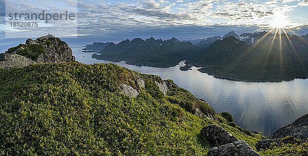 Ausblick auf Fjord Raftsund und Berge im Abendlicht  Sonnenstern  Blick vom Gipfel des Dronningsvarden oder Stortinden  Vesterålen  Norwegen  Europa