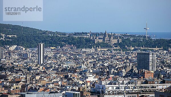 Ausblick über die Stadt mit Palau Nacional und Torre de Comunicacions de Montjuic  Park Güell  Parkanlage von Antoni Gaudi  Barcelona  Katalonien  Spanien  Europa