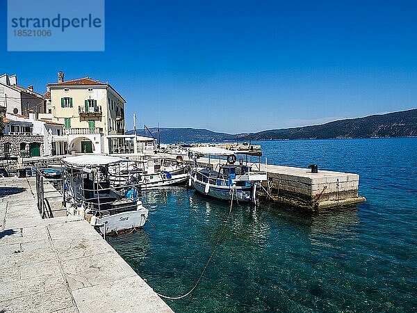 Hafen beim Fischerdorf Valun  Insel Cres  Adria  Kvarner-Bucht  Kroatien  Europa