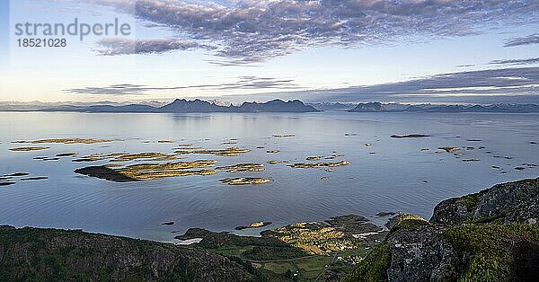Ausblick auf Meer mit Schäreninseln von Svellingsflaket und Berge  bei Sonnenuntergang  vom Dronningsvarden oder Stortinden  Vesterålen  Norwegen  Europa