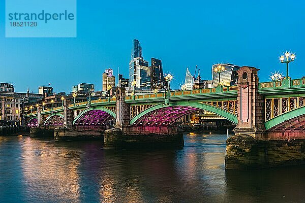 Southwark Bridge und Wolkenkratzer über der Themse  London  England  Großbritannien  Europa