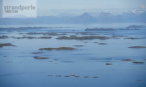 Ausblick auf Meer mit Schäreninseln von Svellingsflaket und Berge  vom Wanderweg zum Dronningsvarden oder Stortinden  Vesterålen  Norwegen  Europa