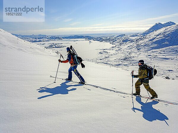 Skibergsteiger auf Skitour  hinten gefrorener Kong Oskar Fjord  Tasiilaq Insel Ammassalik  Kommuneqarfik Sermersooq  Ostgrönland  Grönland  Nordamerika