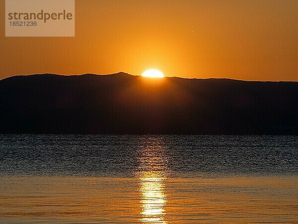 Sonnenuntergang über dem Meer  Insel Cres  Kvarner Bucht  Kroatien  Europa