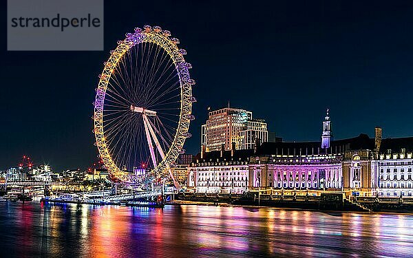 Nacht in London  London Eye über der Themse  London  England  Großbritannien  Europa