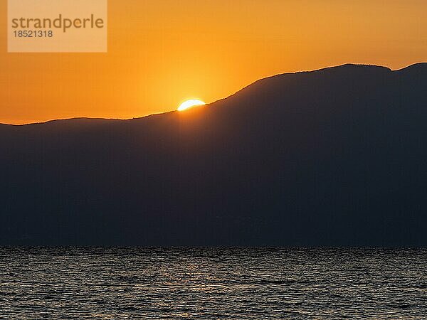 Abendstimmung bei Sonnenuntergang  bei Omisalj  Insel Krk  Bucht von Rijeka  Kroatien  Europa