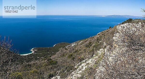 Blick auf das blaue Meer und den Sandstrand  Lubenice  Insel Cres  Kvarner Bucht  Kroatien  Europa